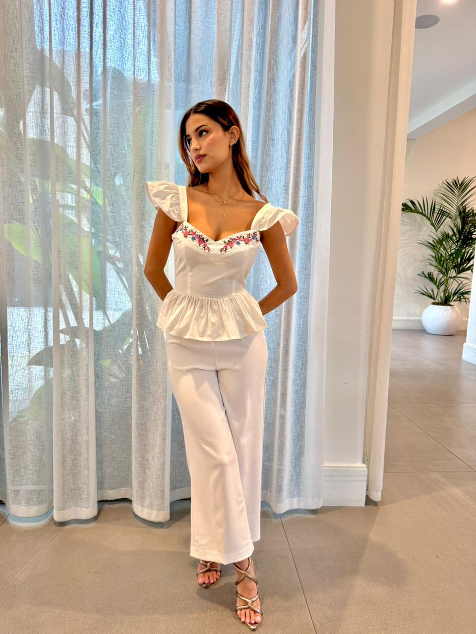 BLUSA BLANCA CON ARANDELA EN LOS HOMBROS